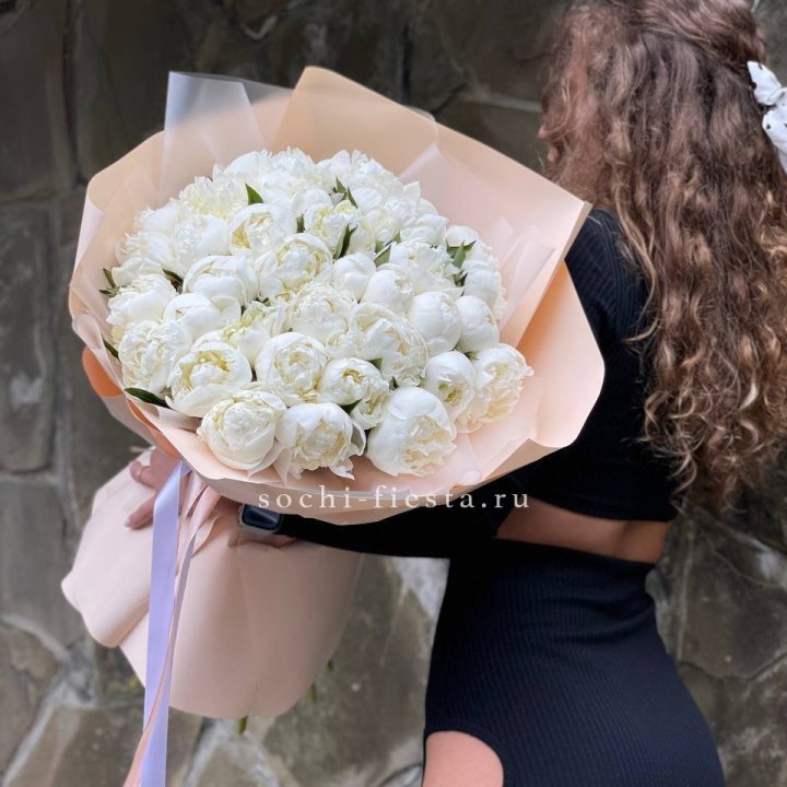 35 белых пион в Пензе