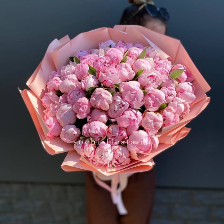 Нежный букет 51 пионов  в Пензе