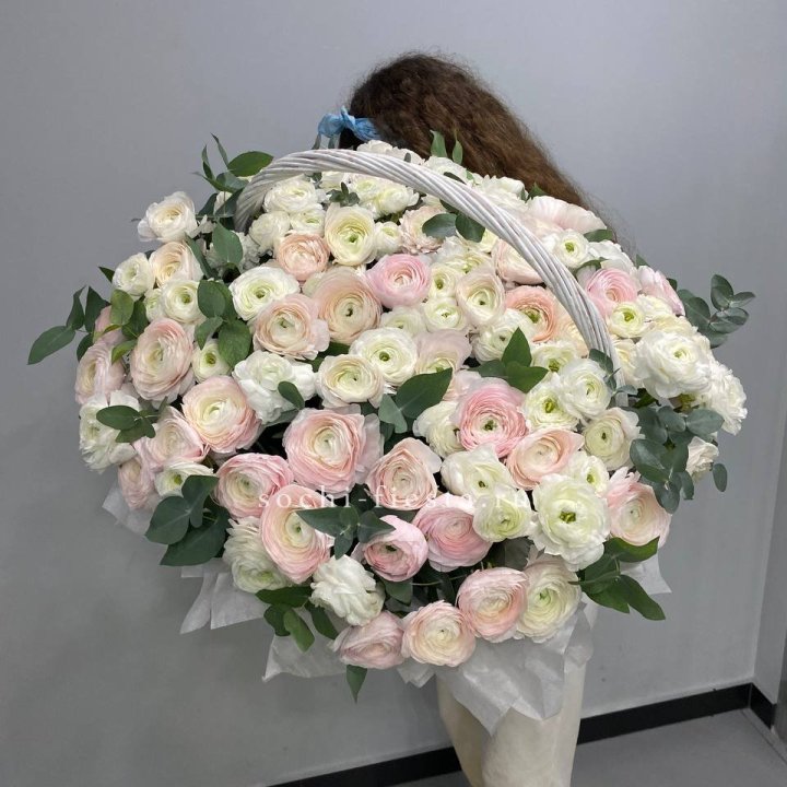 Ранункулюсы в корзине в Пензе