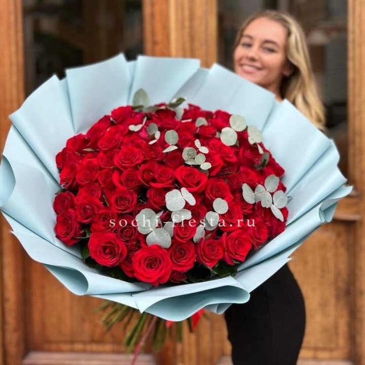 101 красная роза с эвкалиптом в Пензе