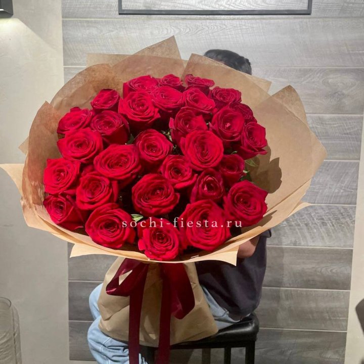 37 красных роз в крафте в Пензе