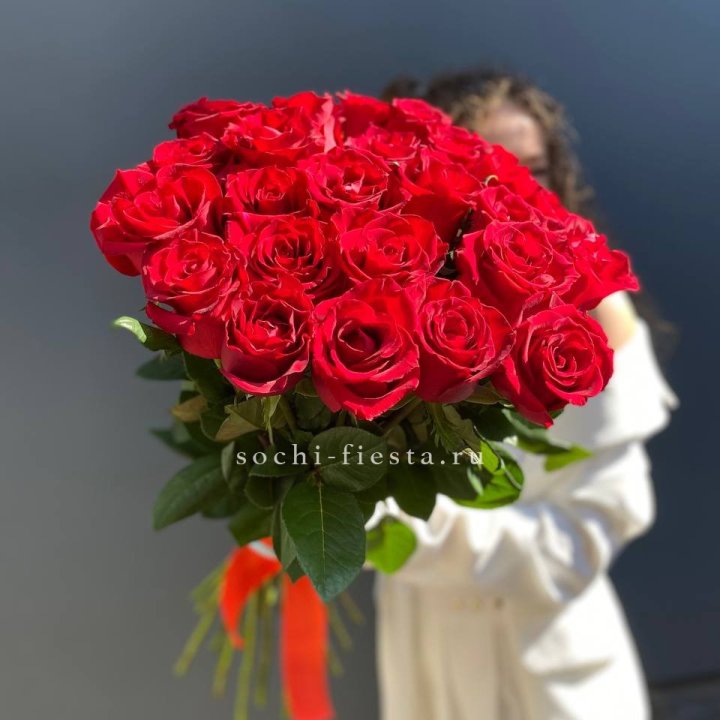 25 высоких красных роз в Пензе