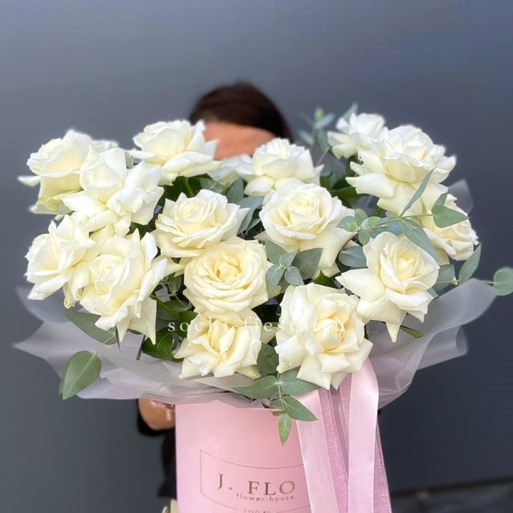 17 Французских белых роз в боксе в Пензе