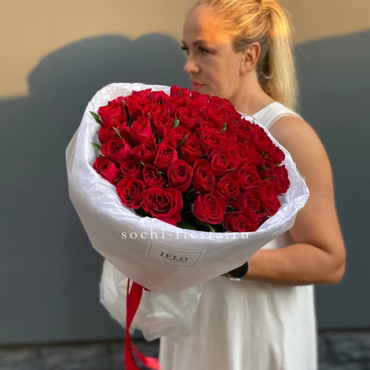 51 роза мадам ред в нежном оформлении в Пензе