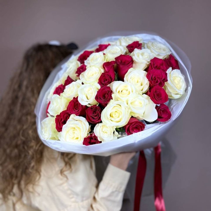 Букет из красных белых 45 роз в Пензе