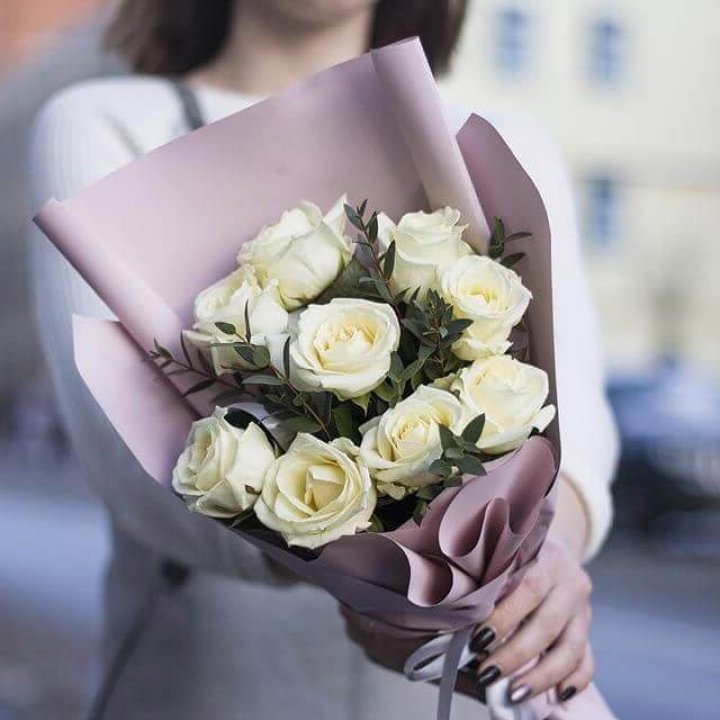 9 белых  роз "Минт" в Пензе