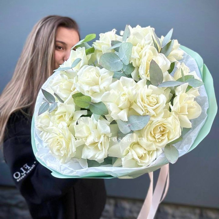 19 Белых французских роз "Ноте бьянке" в Пензе