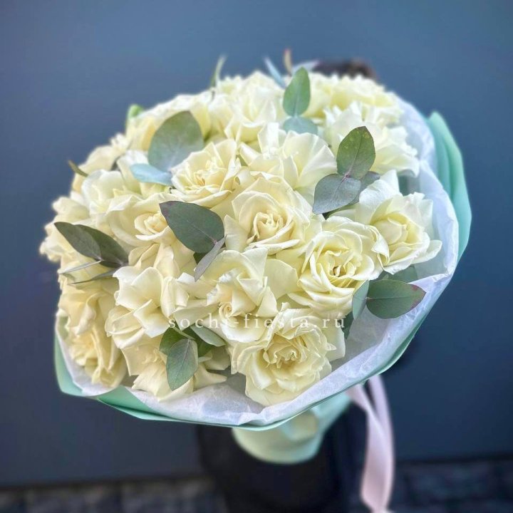 25 Белых французских роз "Ноте бьянка" в Пензе