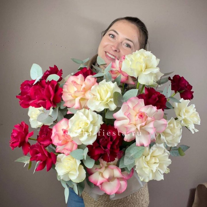 35 французских роз микс в джутовом боксе в Пензе