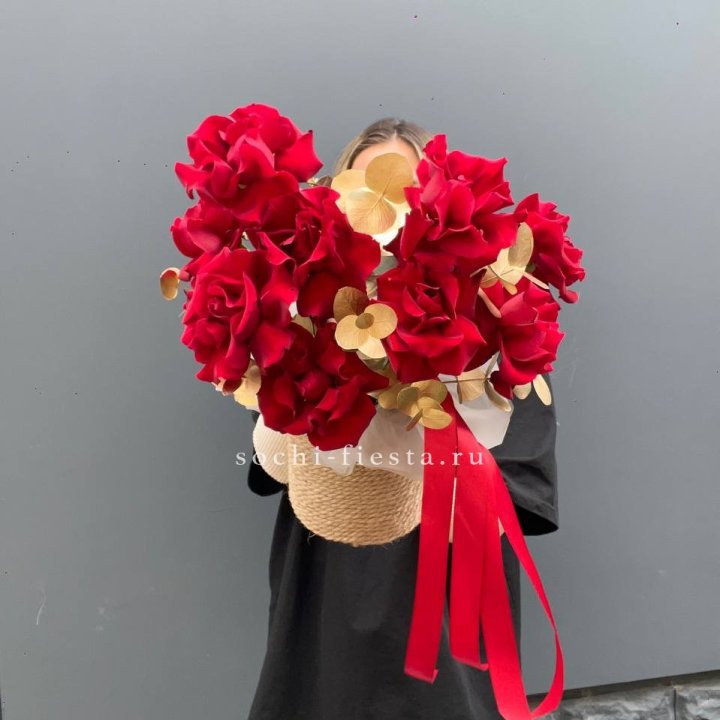 Красные французские розы в джутовом кашпо в Пензе