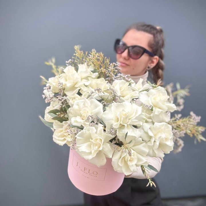 17 Французских белых роз в коробке Афина в Пензе