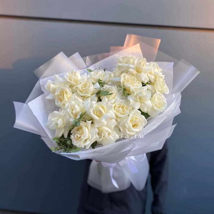 Пышный букет из белых роз в Пензе