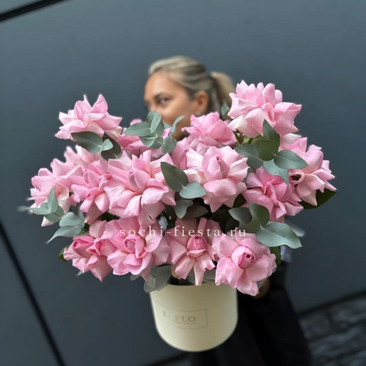 17 Розовых французских роз в боксе в Пензе