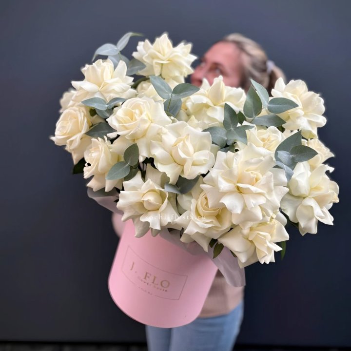 25 Французских белых роз в боксе в Пензе