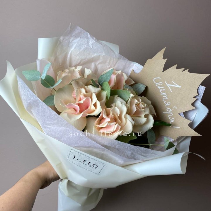 Букет кремовых роз к дню знаний в Пензе