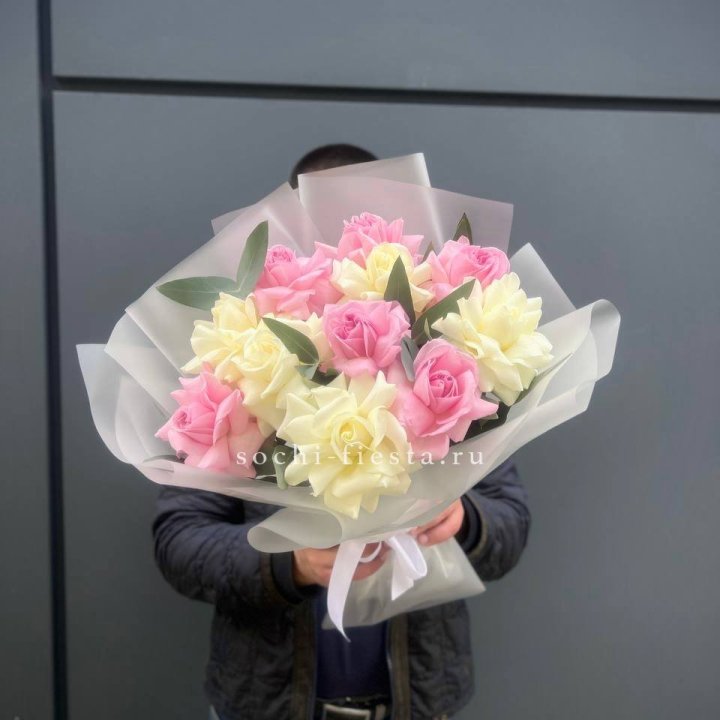 11 бело-розовых роз в Пензе