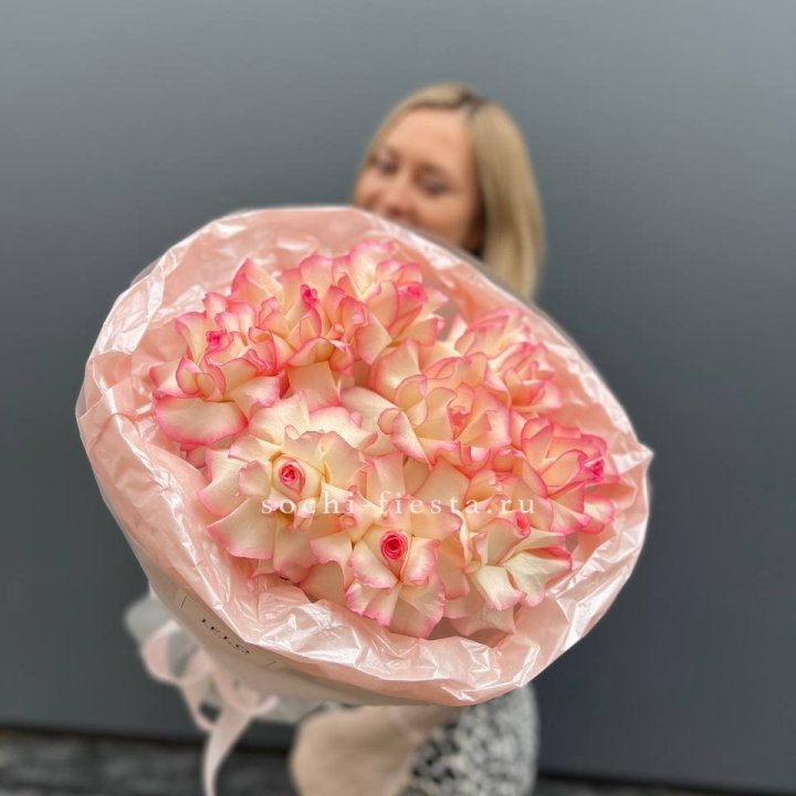 9 французских роз Джумилия в нежном оформлении в Пензе