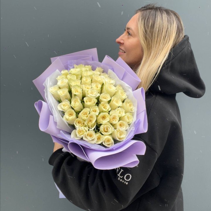 51 белая кенийская роза в оформлении в Пензе
