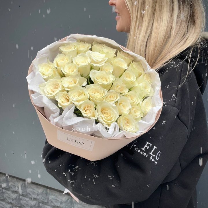 31 белая роза в оформлении в Пензе