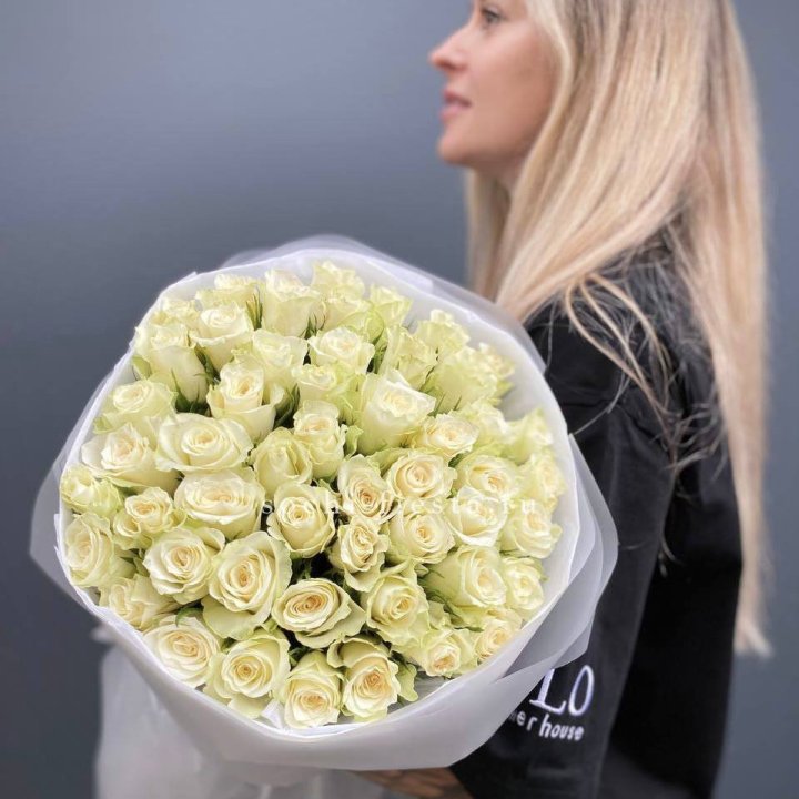 Воздушный букет из 51 белой кенийской розы в Пензе