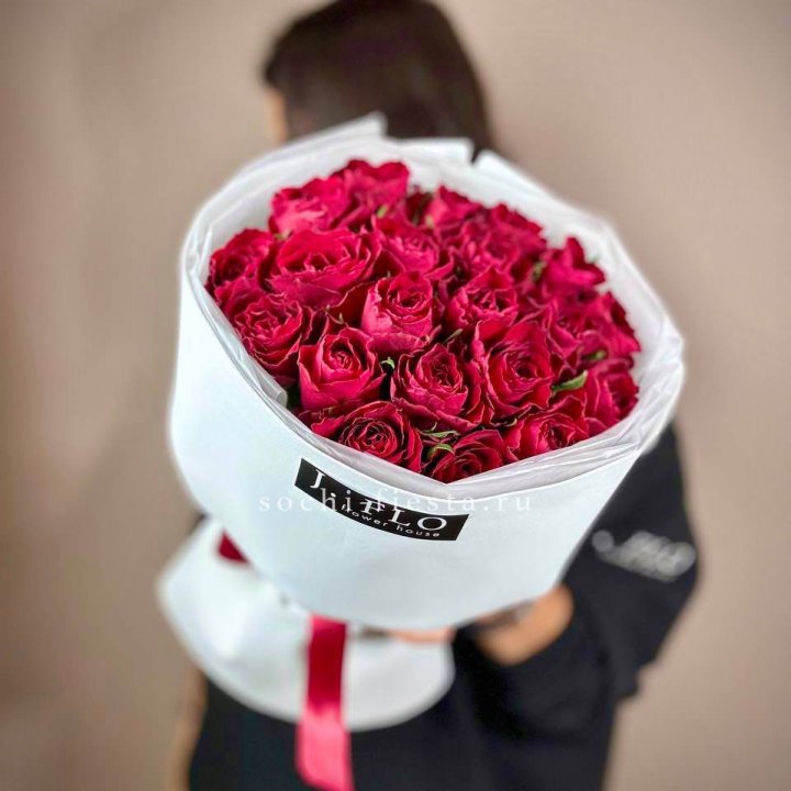 Букет красных роз мадам ред в Пензе