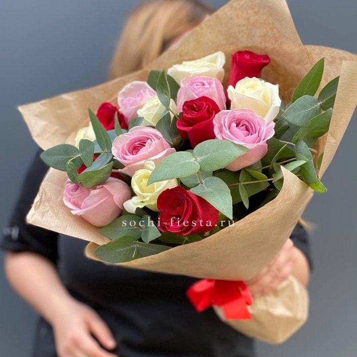 Букет из 15 роз с эвкалиптом в Пензе