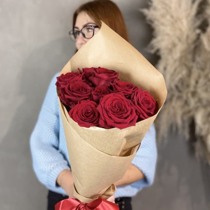 9 красных роз в крафте в Пензе