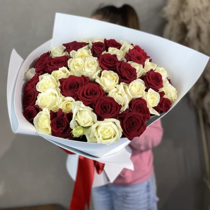51 красная и белая роза в Пензе