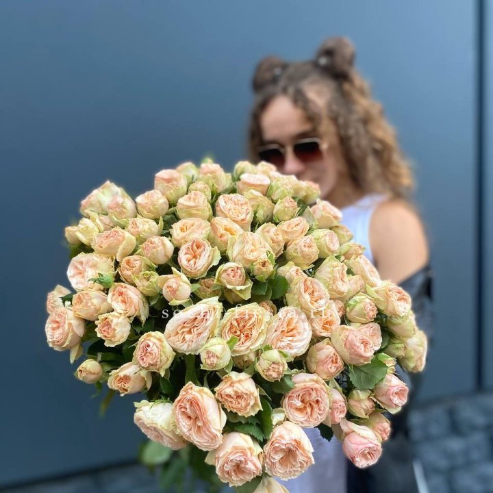 25 пионовидных роз в Пензе