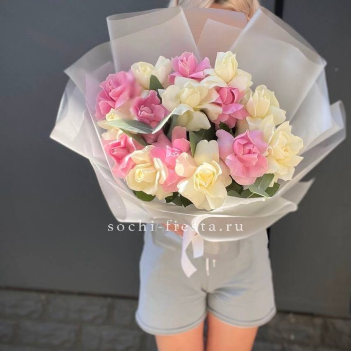 15 бело-розовых роз в Пензе