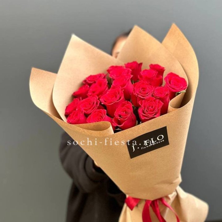 19 красных роз в крафте в Пензе