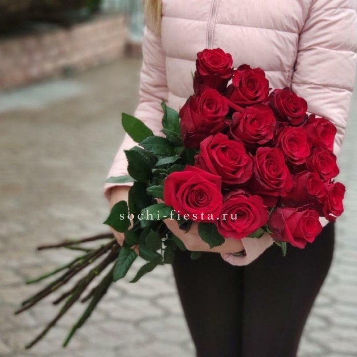 15 высоких красных роз в Пензе
