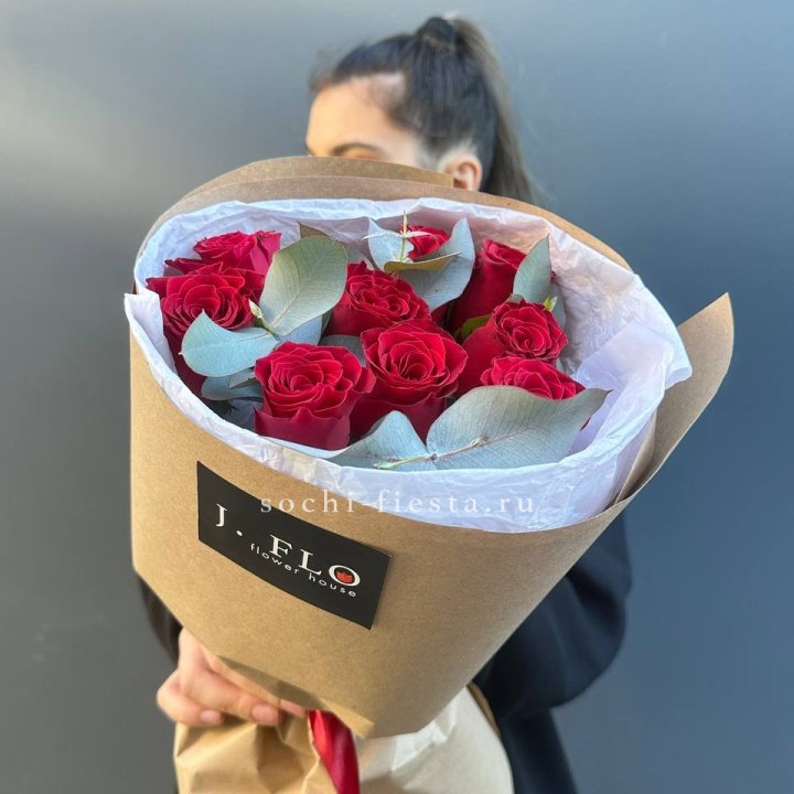 9 роз с эвкалиптом в Пензе