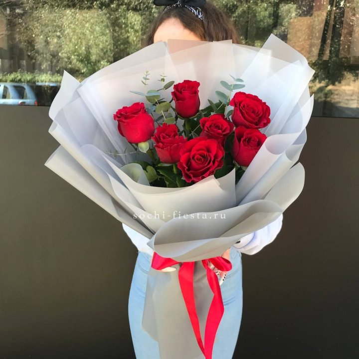 7 красных роз с эвкалиптом  в Пензе