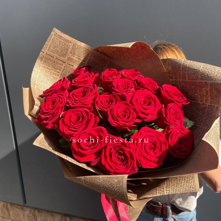 19 красных роз Леди Крафт в Пензе