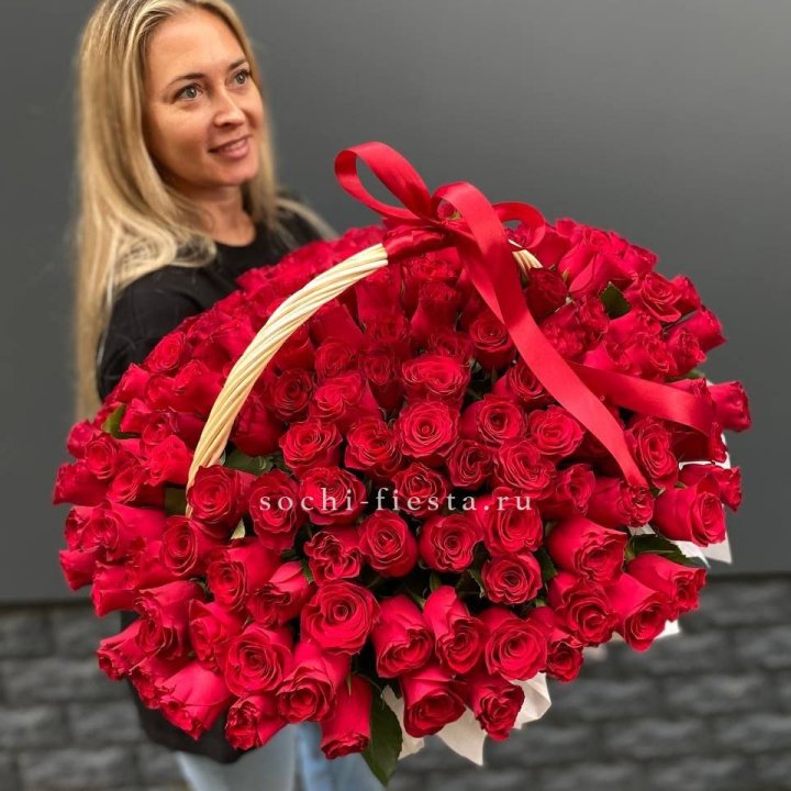 151 красная  роза в корзине в Пензе