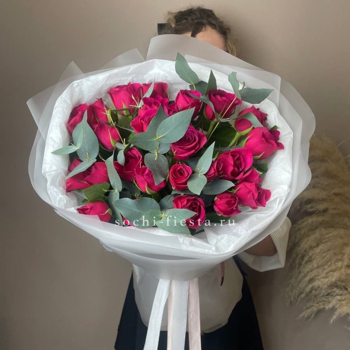 25 малиновых роз с эвкалиптом в Пензе