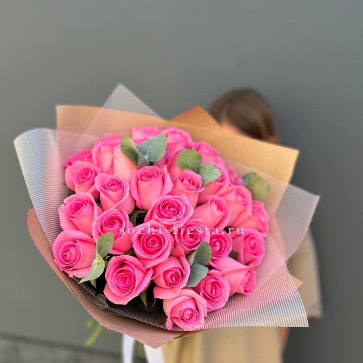 31 розовая роза с эвкалиптом в Пензе