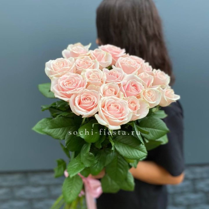 Высокие розовые розы в Пензе