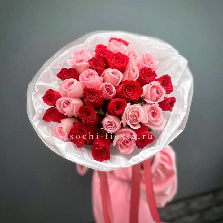 Букет красных и розовых 35 роз в Пензе