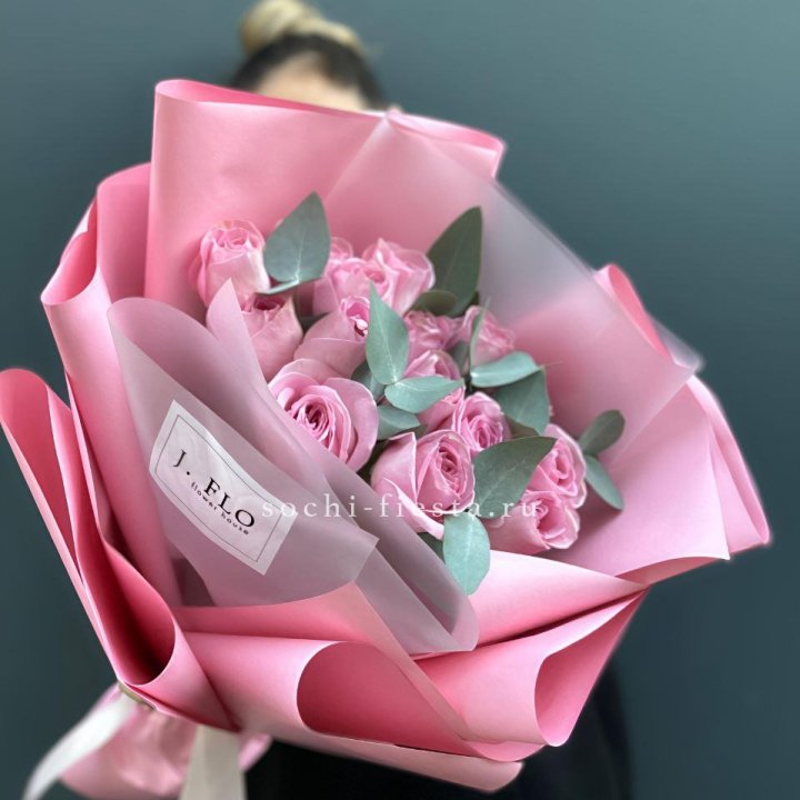 15 Розовых роз с эвкалиптом в Пензе