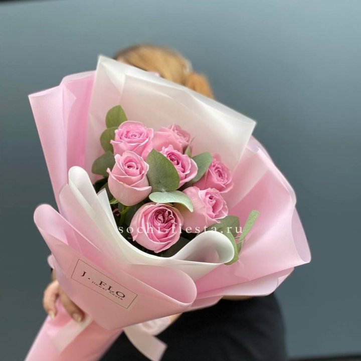 7 розовых роз с эвкалиптом в Пензе