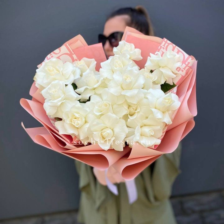 Белые розы "Аморе" в Пензе