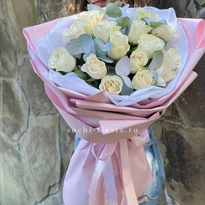 Белые розы в авторском оформлении в Пензе