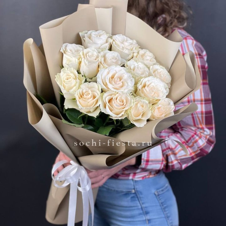 15 белых роз кофе в Пензе