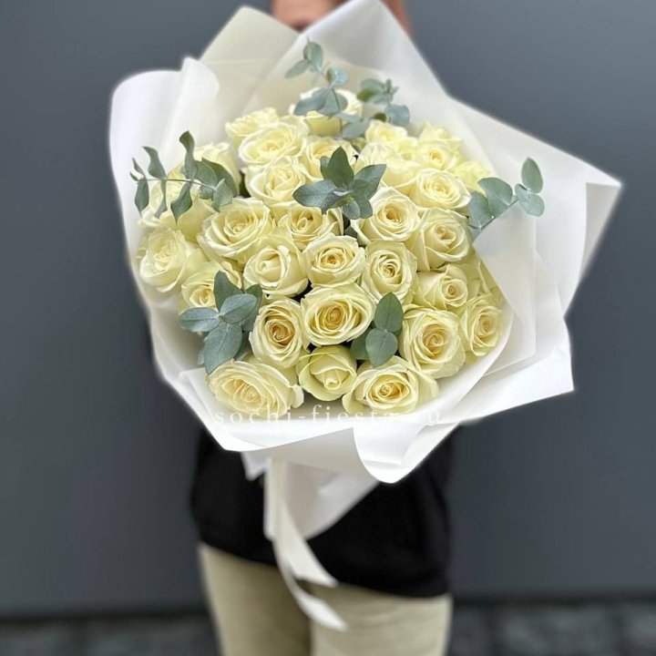 31 белая роза с эвкалиптом в Пензе