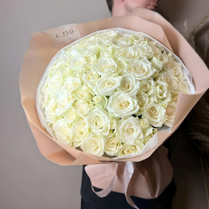 51 белая  роза в оформлении в Пензе