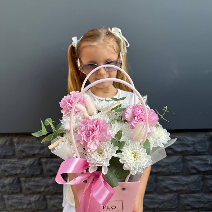 Сумочка из стойких хризантем и диантуса в Пензе