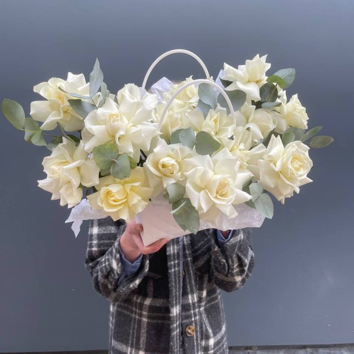 15 белых роз в сумочке в Пензе