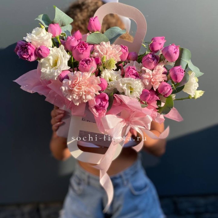 Сумочка с кустовой розой и диантусами в Пензе